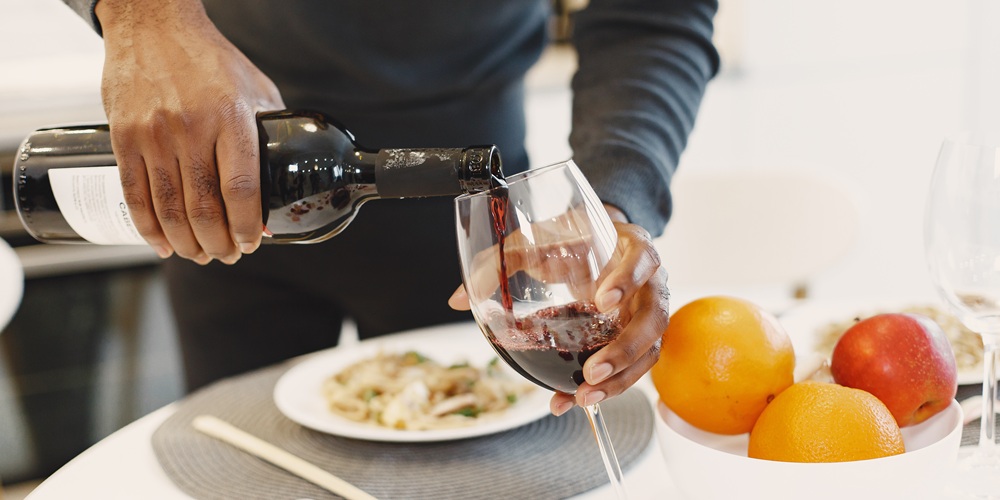 Decantar o airear un vino: diferencias y señales para saber qué necesita la botella