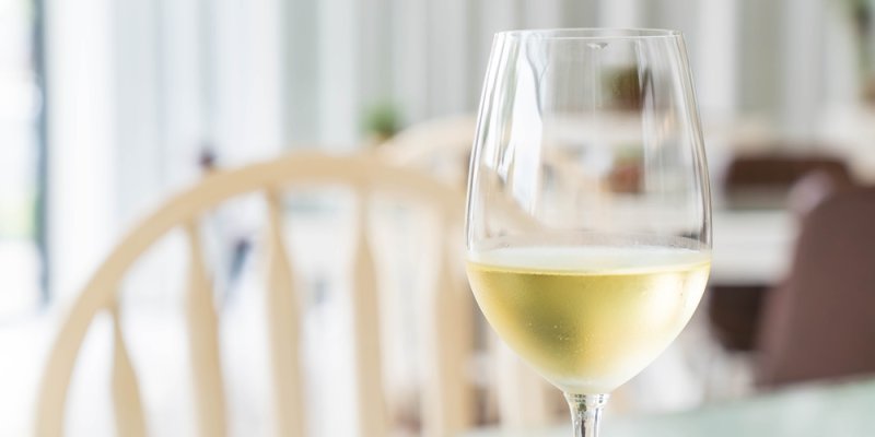 Temperatura del vino: guía rápida por tipo (tinto, blanco, rosado y espumoso) y cómo corregirla en casa