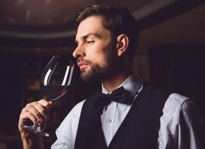 ¿A qué temperatura se debe servir el vino tinto?