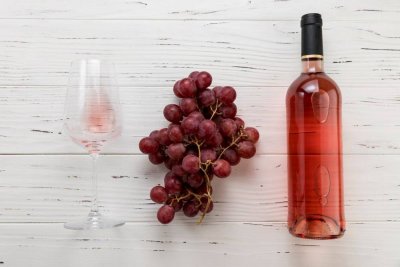 Cómo se elabora el vino rosado: técnicas y secretos de su color único
